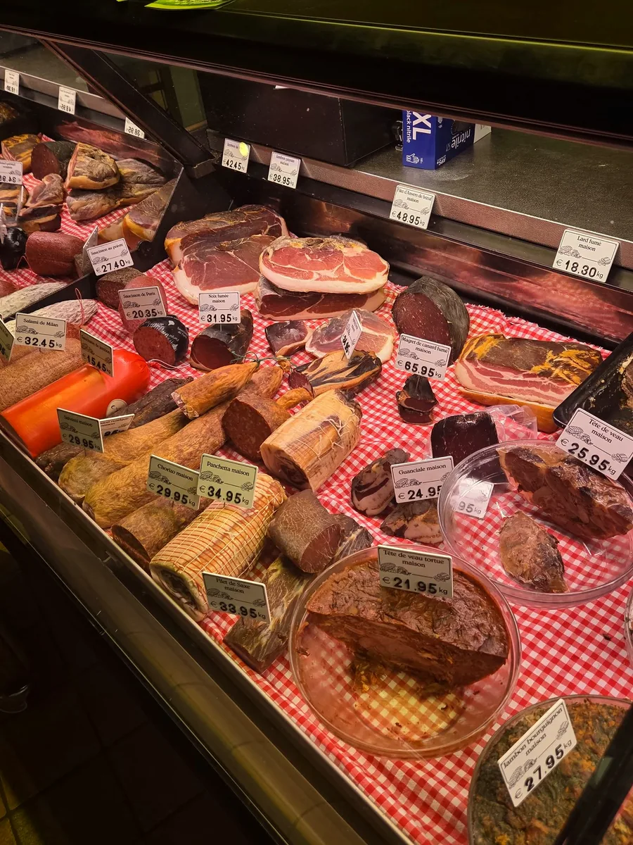 La vitrine des salaisons de la Boucherie Léon, une trentaine de pièces étiquetées.